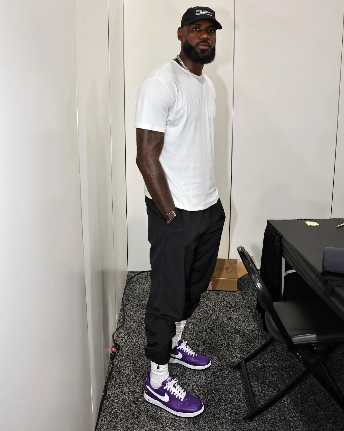詹姆斯上脚亲穿!Victor Victor AF1 Court Purple首度曝光,藤蔓紫鞋身配白色细节插图1 詹姆斯上脚亲穿!Victor Victor AF1 Court Purple首度曝光,藤蔓紫鞋身配白色细节