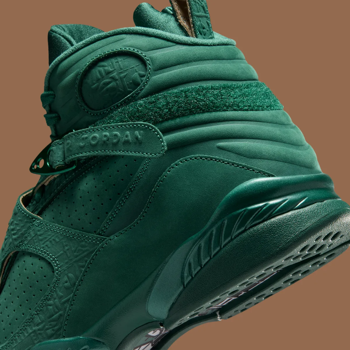 Air Jordan 8 BIN 23奢华全绿曝光，非洲浮雕纹麂皮硬质手提箱包装8月15日发售，定价355美元