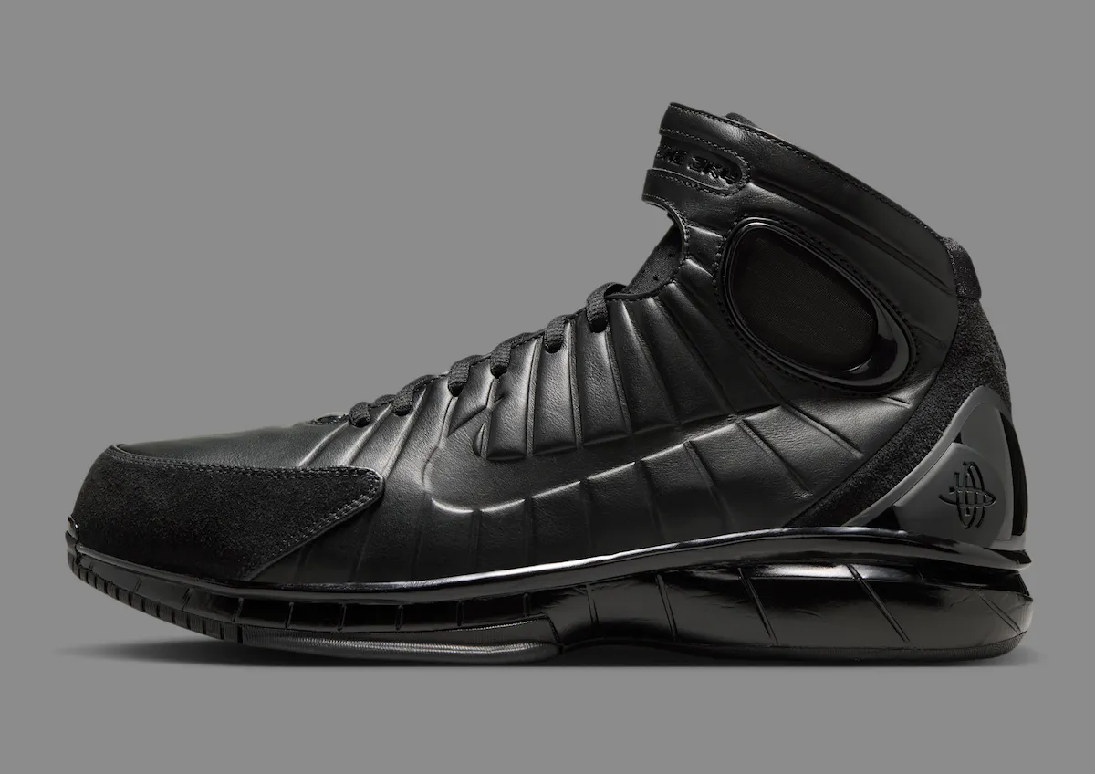 科比隔扣霍华德经典黑魂战靴强势回归，Nike Zoom Huarache 2K4 OT全黑配色四月三十日致敬传奇曼巴精神永存