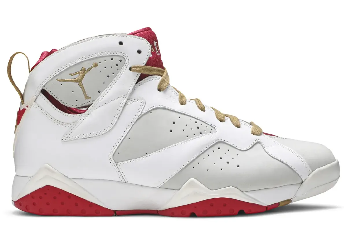 Air Jordan 7兔年限定2011年亚洲首发,金属金穿孔鞋身配特殊包装成生肖系列遗珠