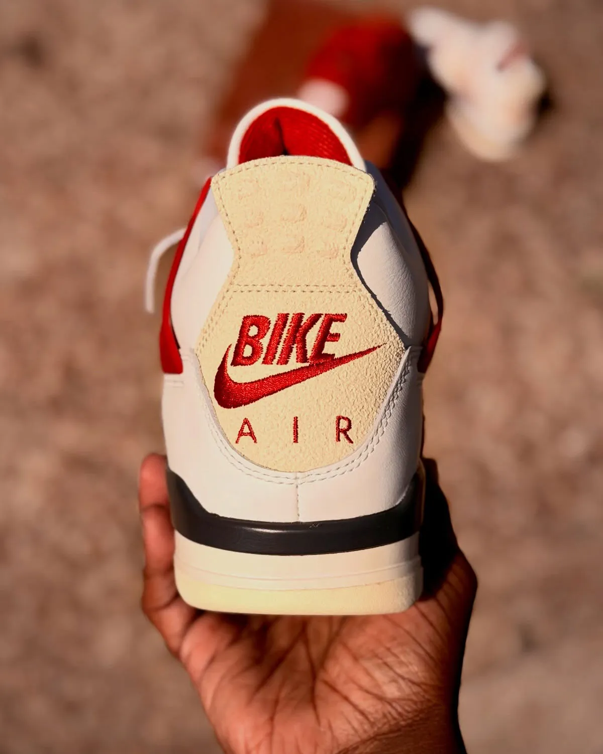 Nigel Sylvester联乘AJ4 Brick After Brick致敬Fire Red，做旧帆白皮革配砖块纹理，5月23日发售230美元