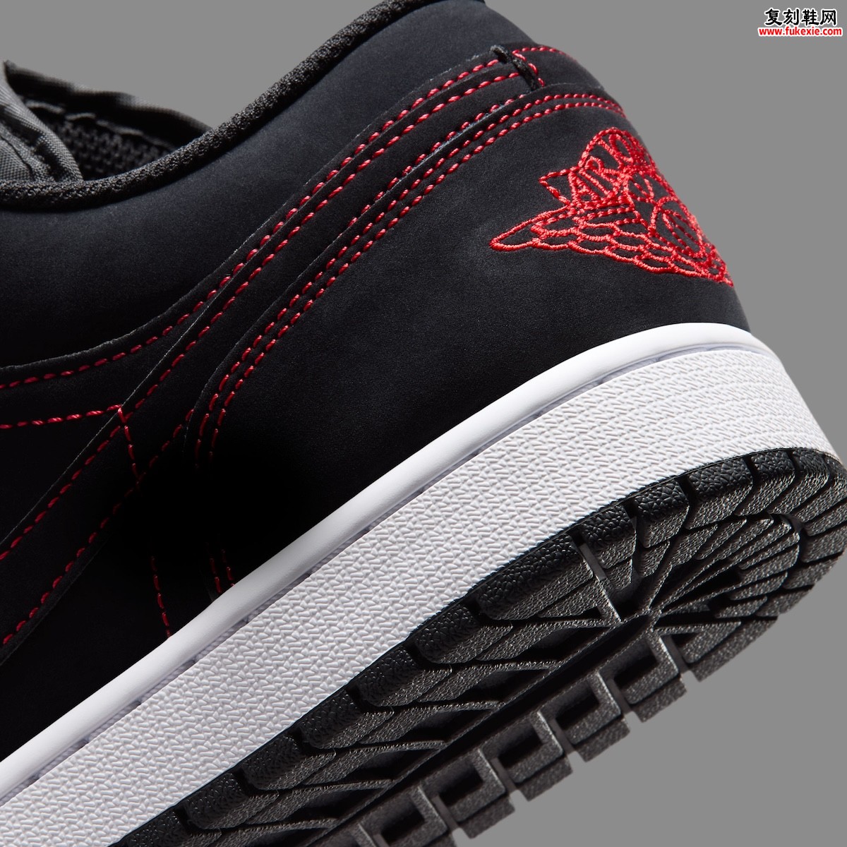 Air Jordan 1 Low“Bloodline”2026麂皮红线注入家族血脉:125美元开启公牛配色新篇章插图6 Air Jordan 1 Low“Bloodline”2026麂皮红线注入家族血脉:125美元开启公牛配色新篇章
