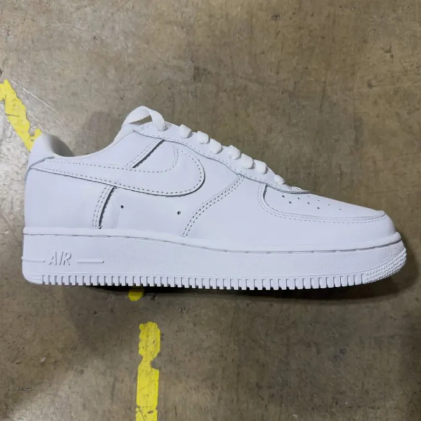Nike Air Force 1 ’01“Triple White”2026年回归:重塑千禧年低趴轮廓 130美元致敬纯白街头传奇插图2 Nike Air Force 1 '01“Triple White”2026年回归:重塑千禧年低趴轮廓 130美元致敬纯白街头传奇