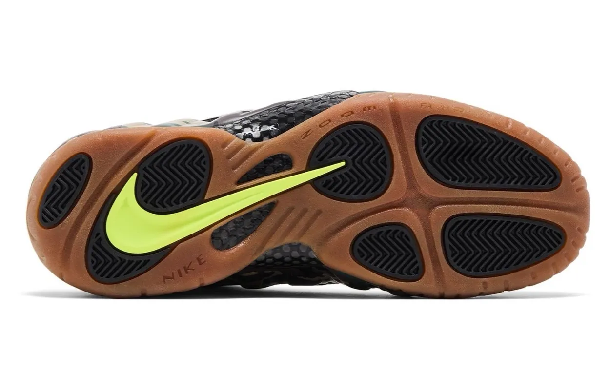 Nike Air Foamposite Pro Green Camo 2026夏季复刻,迷彩发泡外壳搭生胶外底,军事文字细节加持插图4 Nike Air Foamposite Pro Green Camo 2026夏季复刻,迷彩发泡外壳搭生胶外底,军事文字细节加持