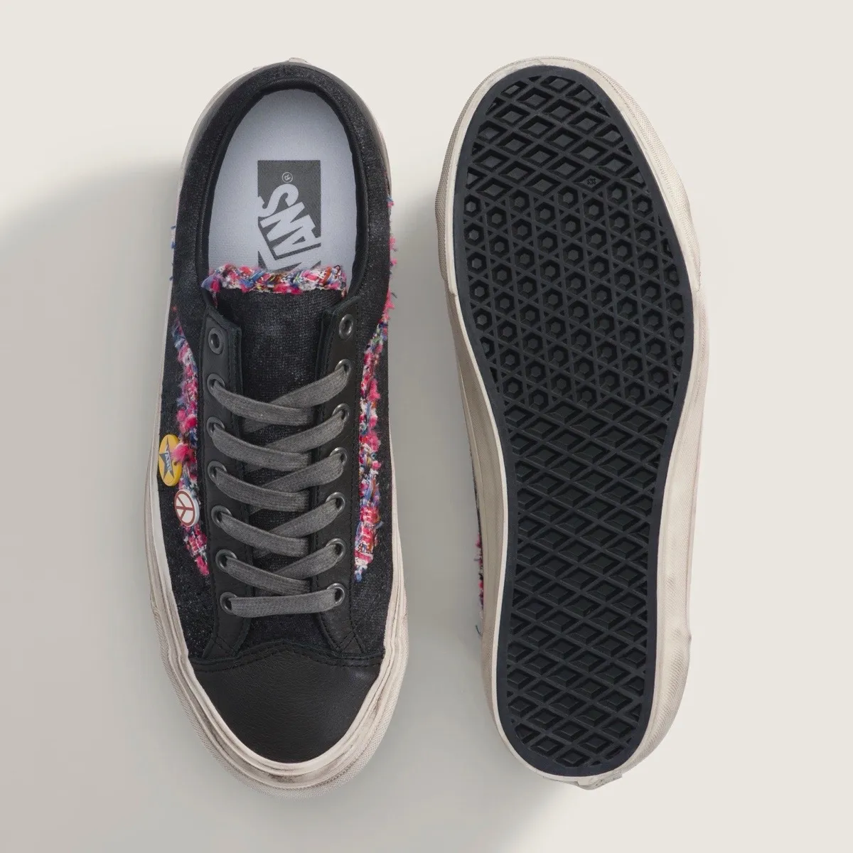新款Vans Old Skool36 Souvenir 黑粗花呢金属挂饰,香奈儿风,2026夏发售插图2 新款Vans Old Skool36 Souvenir 黑粗花呢金属挂饰,香奈儿风,2026夏发售