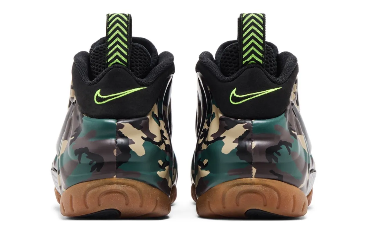 Nike Air Foamposite Pro Green Camo 2026夏季复刻,迷彩发泡外壳搭生胶外底,军事文字细节加持插图3 Nike Air Foamposite Pro Green Camo 2026夏季复刻,迷彩发泡外壳搭生胶外底,军事文字细节加持