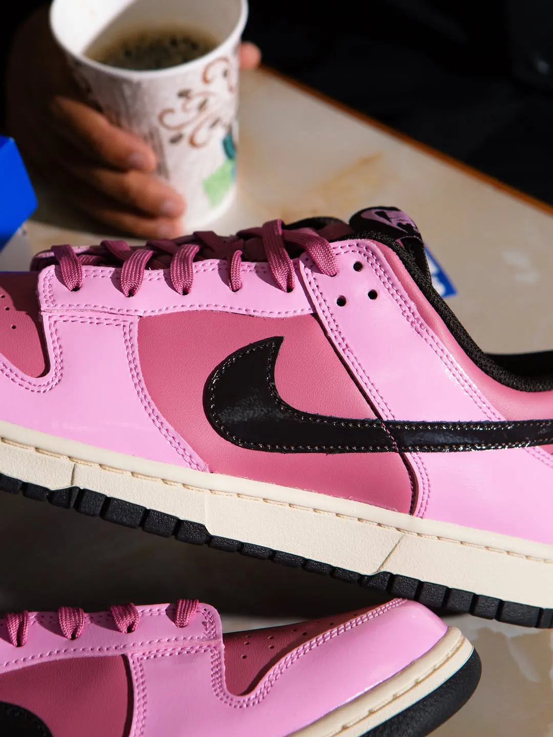 Rukus x Nike Dunk Low “Donut” 甜甜圈联名2026年6月20日发售:粉红糖霜设计致敬巴吞鲁日文化插图5 Rukus x Nike Dunk Low “Donut” 甜甜圈联名2026年6月20日发售:粉红糖霜设计致敬巴吞鲁日文化
