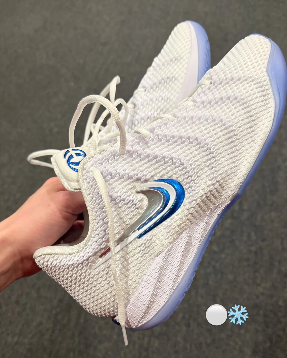 纯白配冰蓝外底!克拉克一代 Nike Caitlin 1 “Snow White” 2026假日季发售,细看暗纹与镭射细节插图1 纯白配冰蓝外底!克拉克一代 Nike Caitlin 1 “Snow White” 2026假日季发售,细看暗纹与镭射细节
