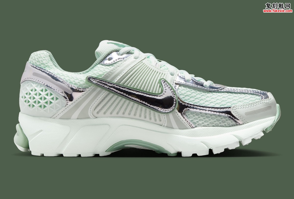 薄荷浅绿清透配色融合铬银Swoosh重塑复古跑鞋美学 Nike Zoom Vomero 5 Barely Green四月登场开启春夏足下轻盈新篇
