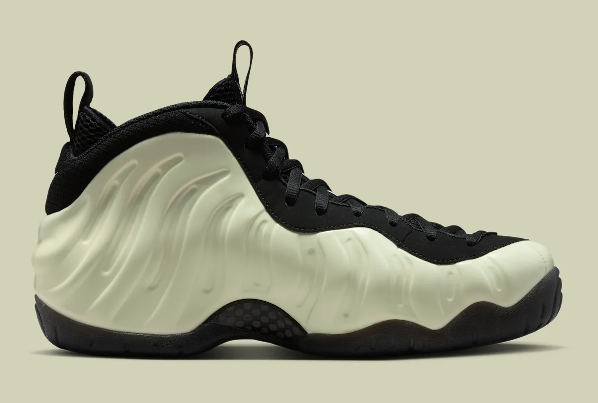 Nike Air Foamposite Pro “Glow in the Dark” “全夜光”喷首曝官图！9月18日发售，定价250美元