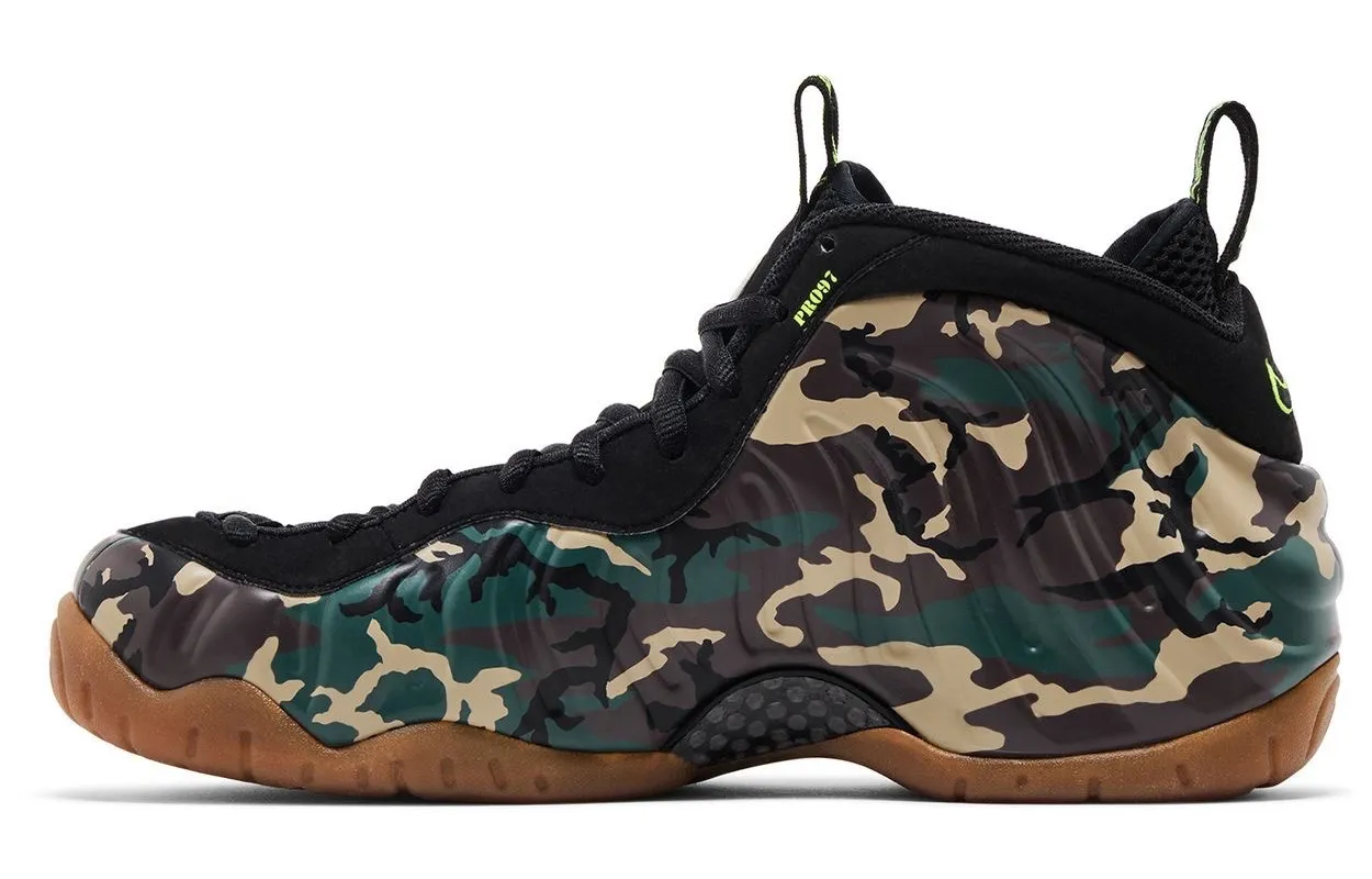 Nike Air Foamposite Pro Green Camo 2026夏季复刻,迷彩发泡外壳搭生胶外底,军事文字细节加持插图2 Nike Air Foamposite Pro Green Camo 2026夏季复刻,迷彩发泡外壳搭生胶外底,军事文字细节加持