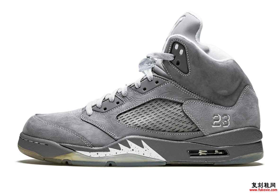 Air Jordan 5 Wolf Grey 侧视图展示了其优质的灰色磨砂皮革鞋面、反光鞋舌和侧踝上的刺绣 23 细节