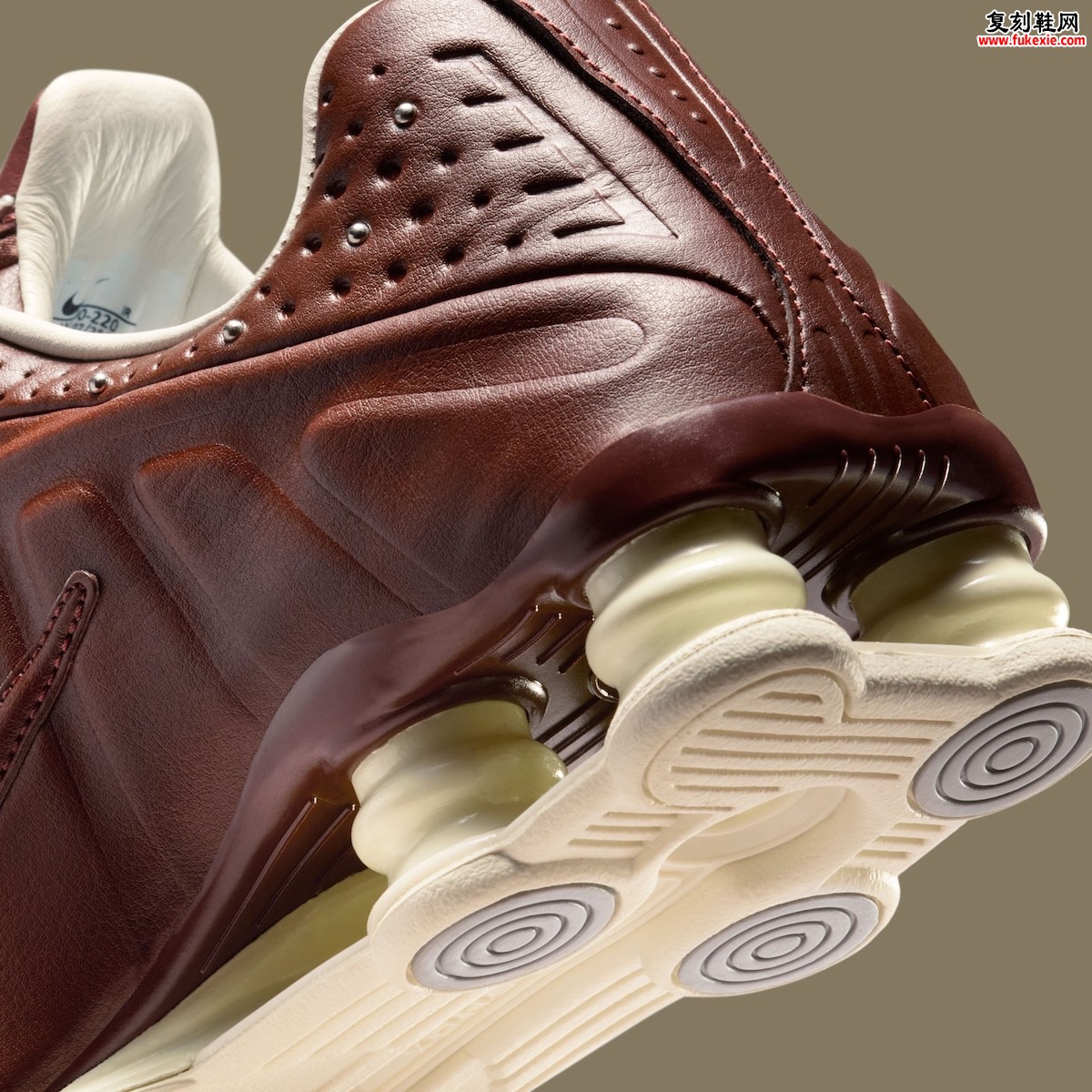 Nike Shox R4“Dark Pony”2025年秋回归，全皮革升级重塑千禧科技经典