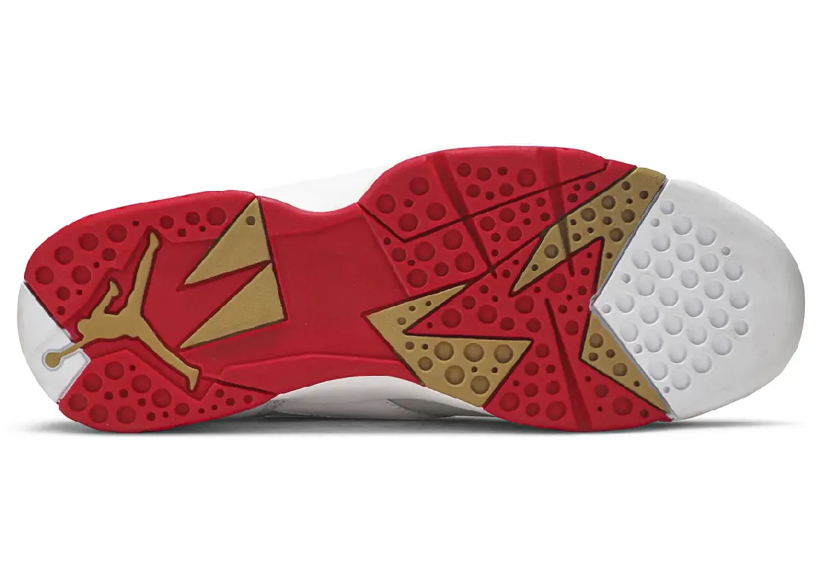 Air Jordan 7兔年限定2011年亚洲首发,金属金穿孔鞋身配特殊包装成生肖系列遗珠