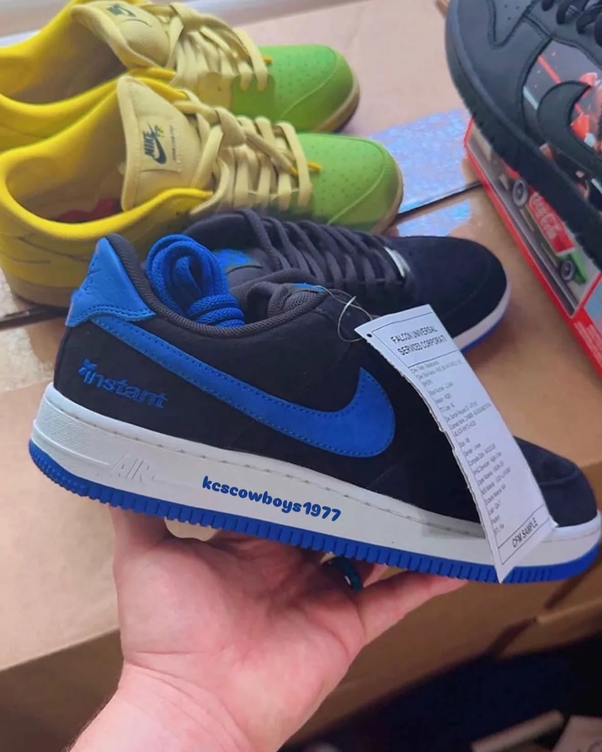 黑色麂皮搭皇家蓝,东京涩谷滑板店 Instant Skateboards 联手 Nike SB 重塑 Air Force 1,致敬“月度配色”店铺独占传统,2026假日季发售插图1 黑色麂皮搭皇家蓝,东京涩谷滑板店 Instant Skateboards 联手 Nike SB 重塑 Air Force 1,致敬“月度配色”店铺独占传统,2026假日季发售