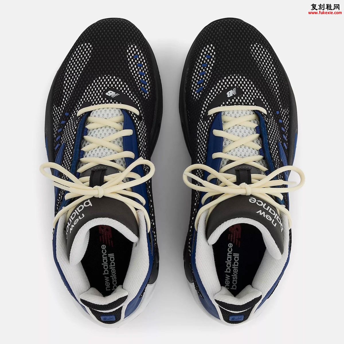 从巴黎T台到球场边线:New Balance P400 ‘黑墨’ 配色以棋盘格装甲美学开启性能新章