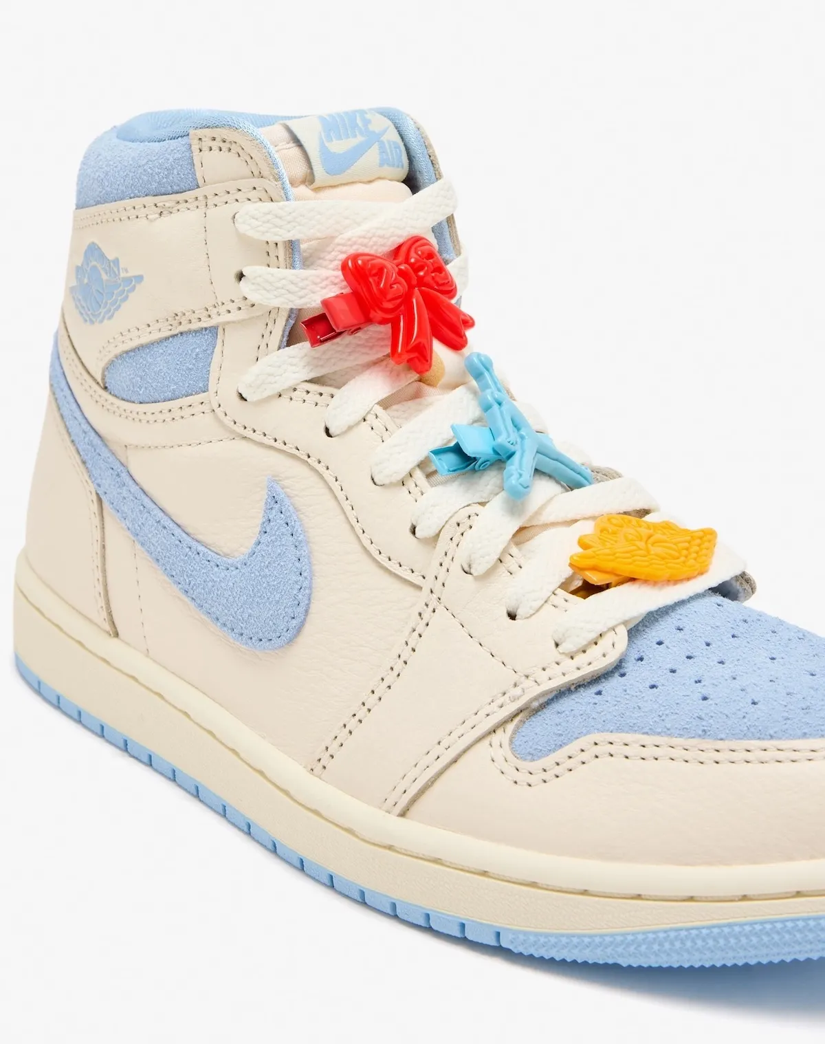 Air Jordan 1 High OG “通灵蓝” 以可拆卸配饰与柔和质感重塑经典