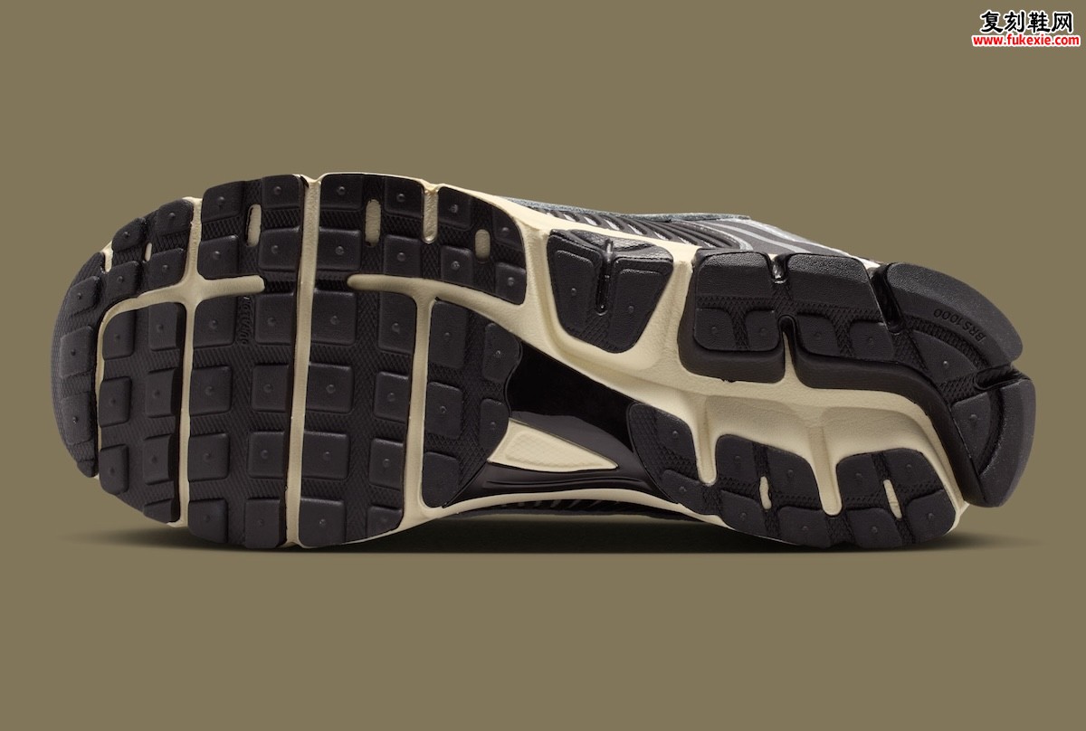 Nike Zoom Vomero 5 ‘Black/Metallic Silver’ 如何用Cushlon与Zoom Air重写2010年的复古跑鞋语法