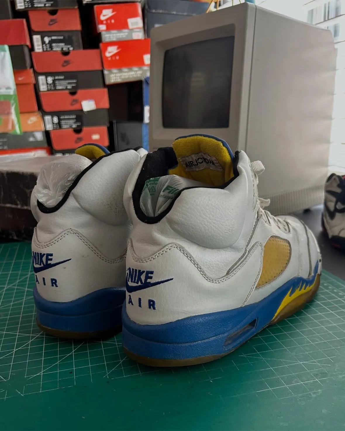 Air Jordan 5 “Laney” 超稀有Sample首曝:后跟Nike Air、无23号刺绣,揭示兰尼高中配色未采用方案插图4 Air Jordan 5 “Laney” 超稀有Sample首曝:后跟Nike Air、无23号刺绣,揭示兰尼高中配色未采用方案