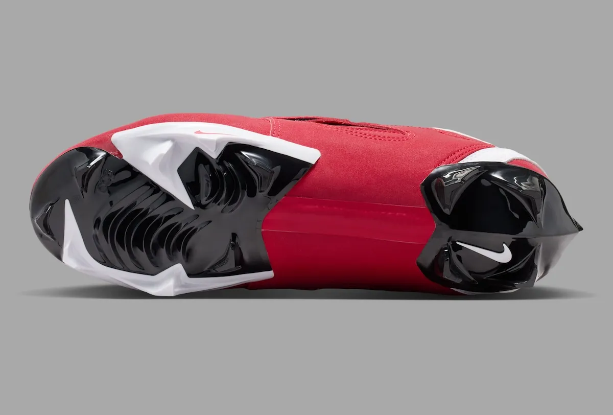 经典战靴的现代回归:Nike Diamond Turf 2 TD ‘Prime Red’ 以红金战妆致敬迪昂·桑德斯传奇