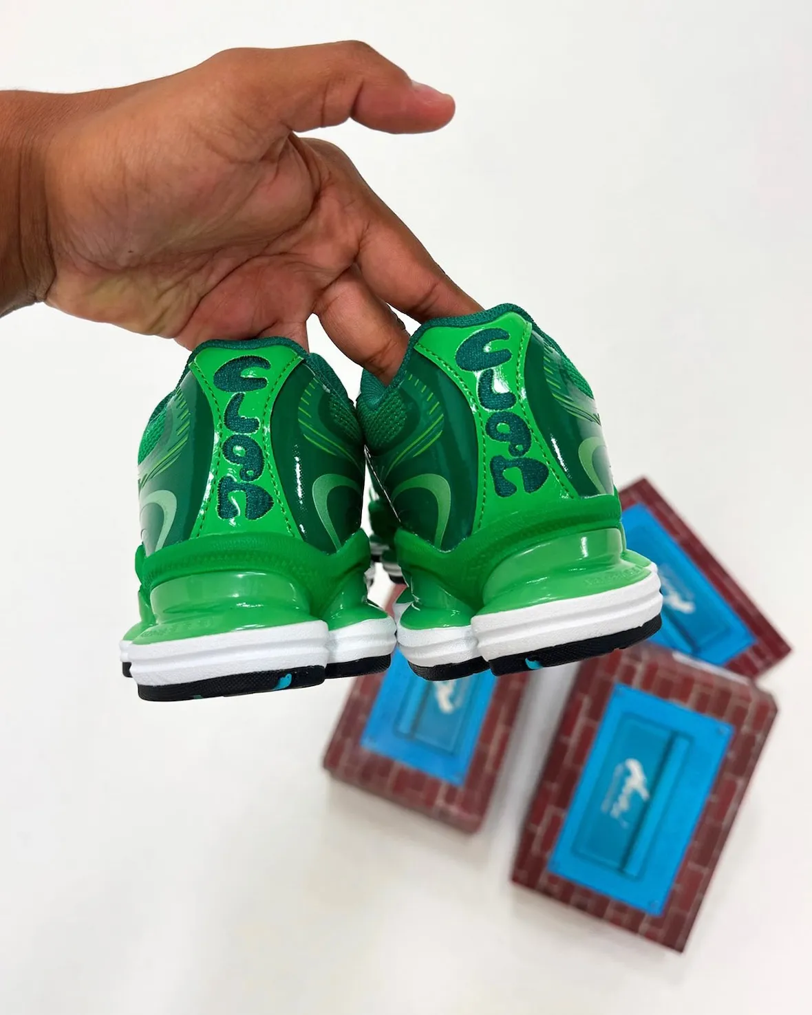 Aminé x New Balance 2000 “Biblioteca”联名鞋10月4日发售，设计暗藏图书馆灵感