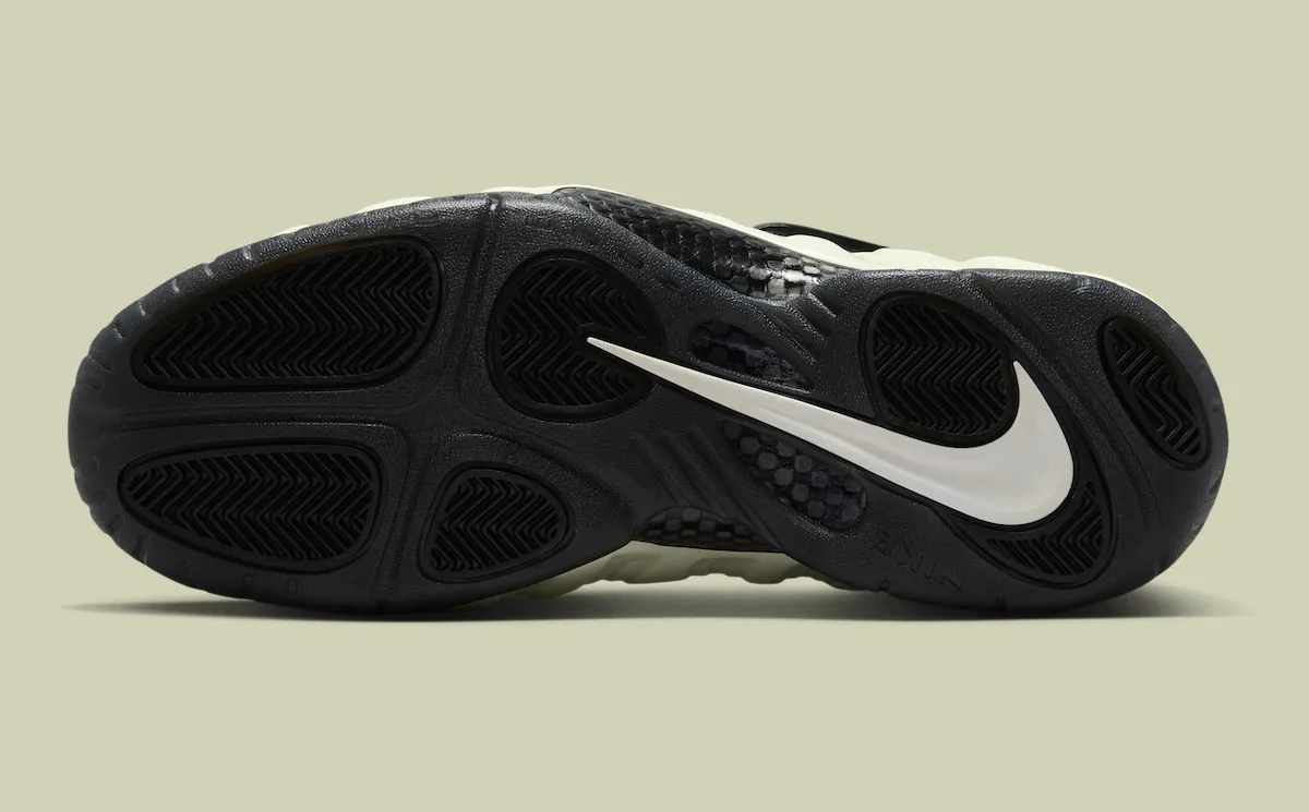Nike Air Foamposite Pro “Glow in the Dark” “全夜光”喷首曝官图！9月18日发售，定价250美元
