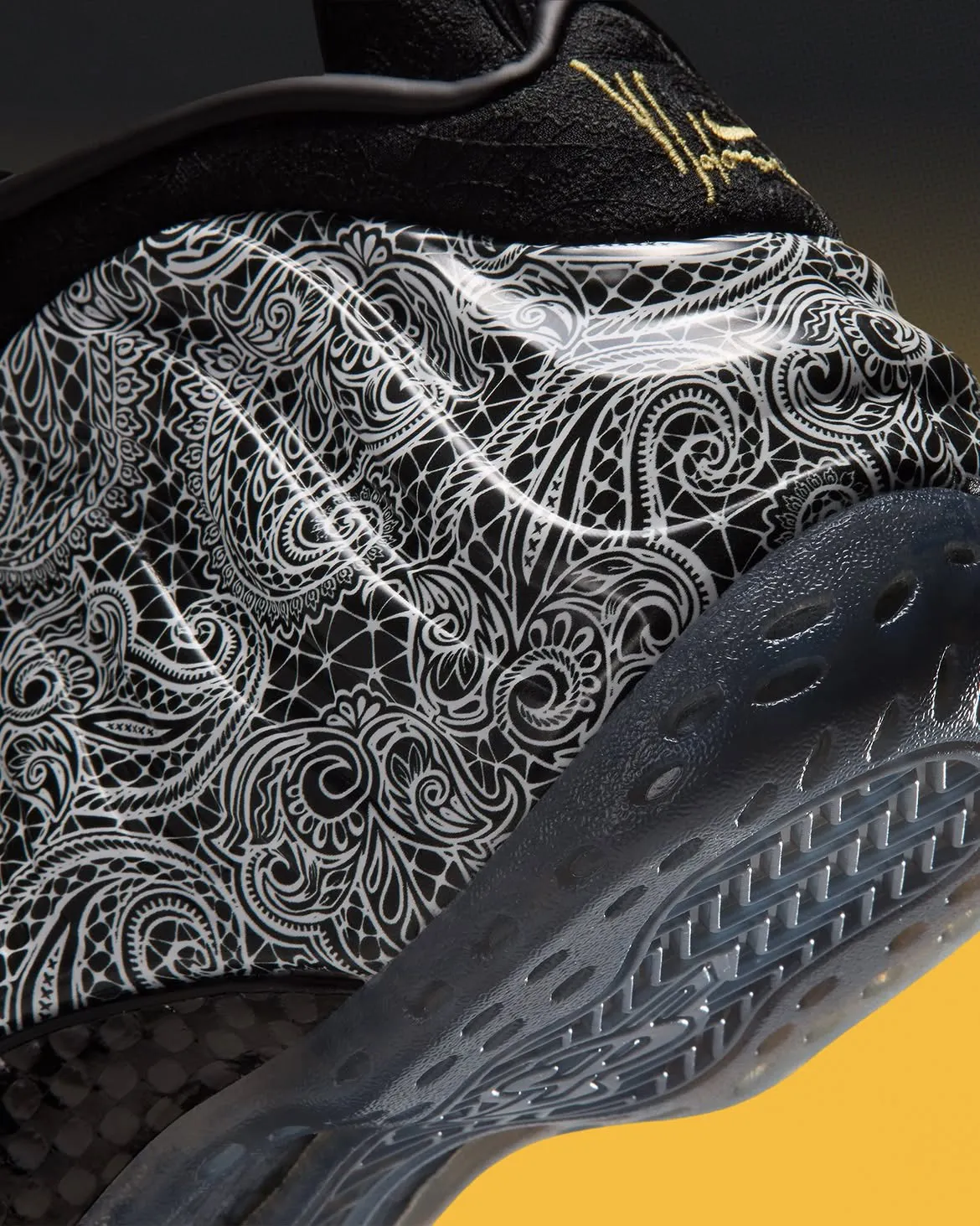Victor Solomon联名Nike Air Foamposite One金色链条与金色细节点缀,拉斯维加斯Shoe Palace独家发售插图5 Victor Solomon联名Nike Air Foamposite One金色链条与金色细节点缀,拉斯维加斯Shoe Palace独家发售