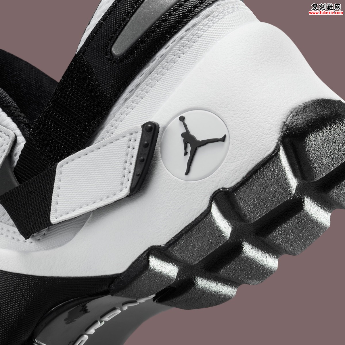 Jordan Trunner LX 白黑配色2026年春季回归 以经典绑带设计唤醒千禧年训练鞋记忆