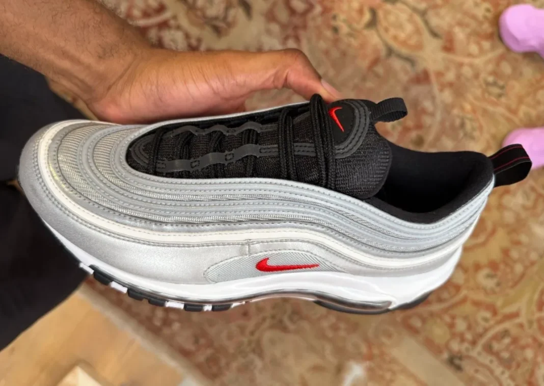 经典回归却暗藏玄机！Nike Air Max 97 “Black Tongue”  “银子弹” 三十周年黑舌版本首度亮相缩略图