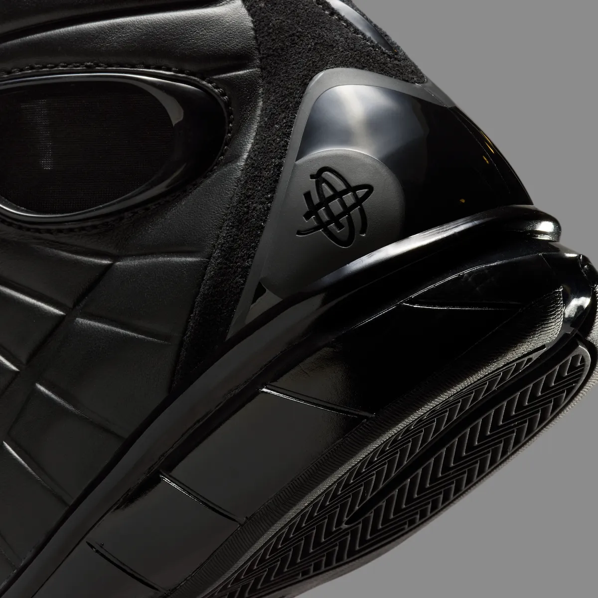 科比隔扣霍华德经典黑魂战靴强势回归，Nike Zoom Huarache 2K4 OT全黑配色四月三十日致敬传奇曼巴精神永存