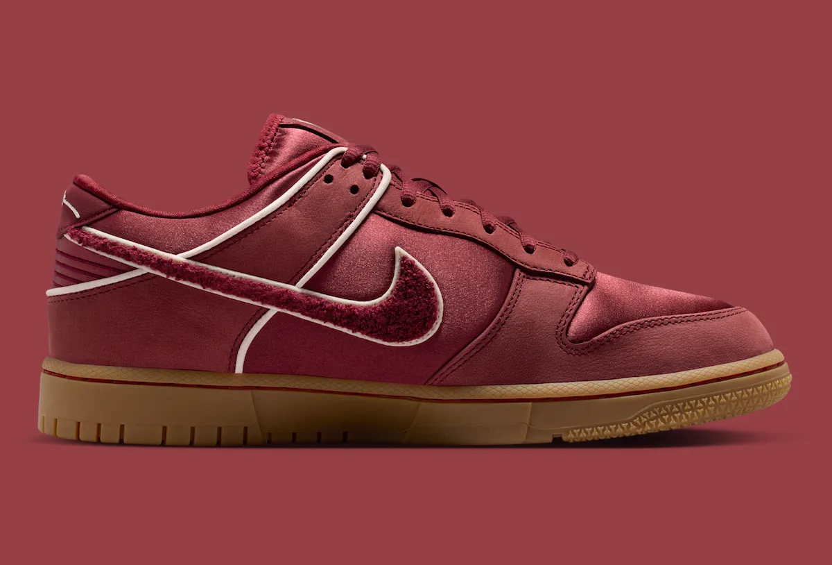 Nike Kobe Dunk Low ‘Lower Merion Aces’ 如何用球网鞋垫和一句标语致敬科比的高中岁月