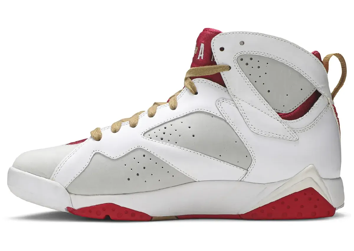 Air Jordan 7兔年限定2011年亚洲首发,金属金穿孔鞋身配特殊包装成生肖系列遗珠