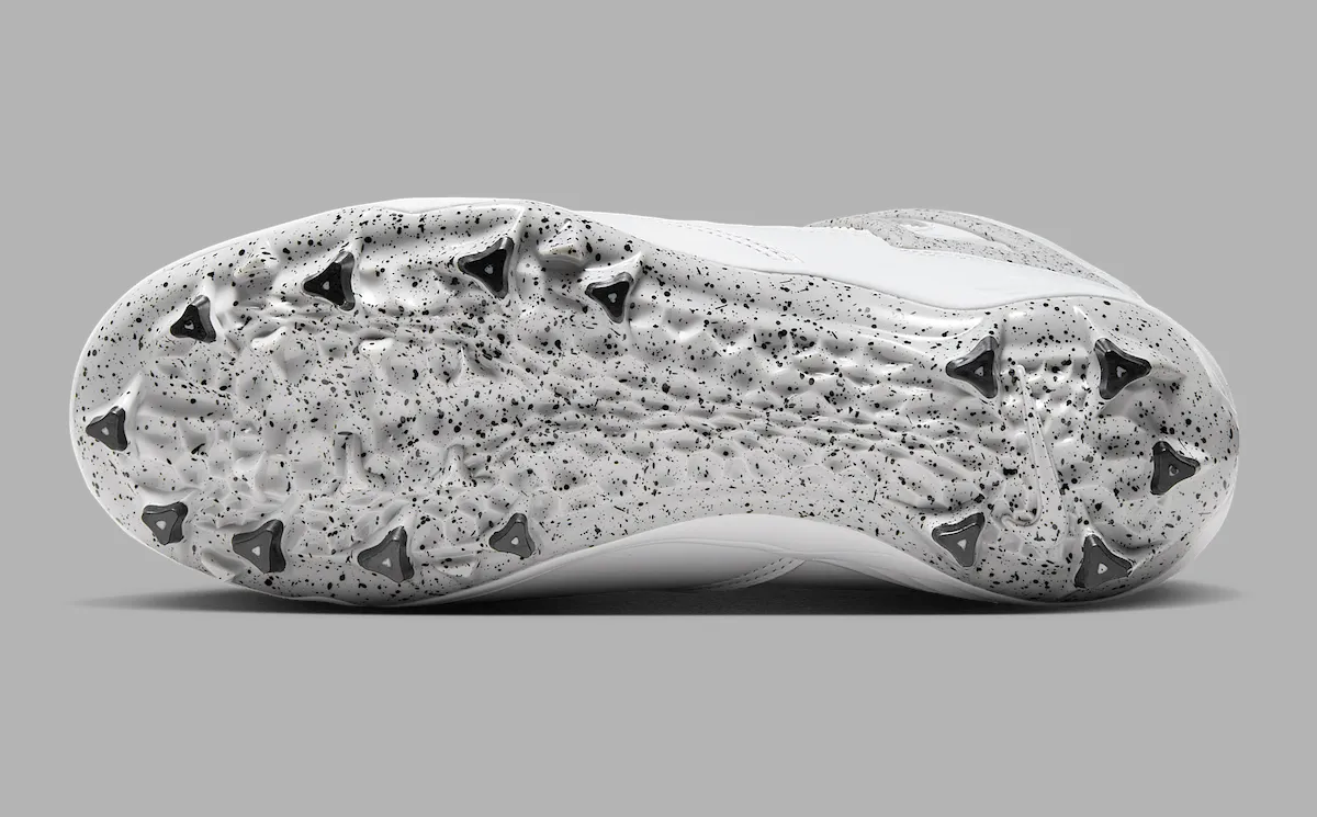Air Jordan 4 “White Cement” 赛跑钉鞋 2025年7月发布，经典设计与足球性能的完美结合