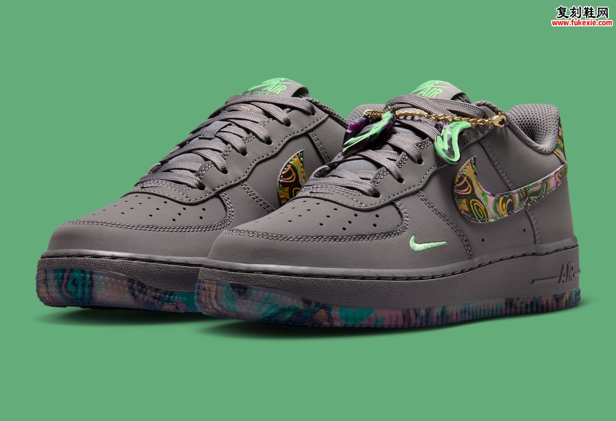 Andrea Bergart 艺术再临：Nike Air Force 1 GS 铅笔素描底色大理石纹 Swoosh 吊坠手链缩略图