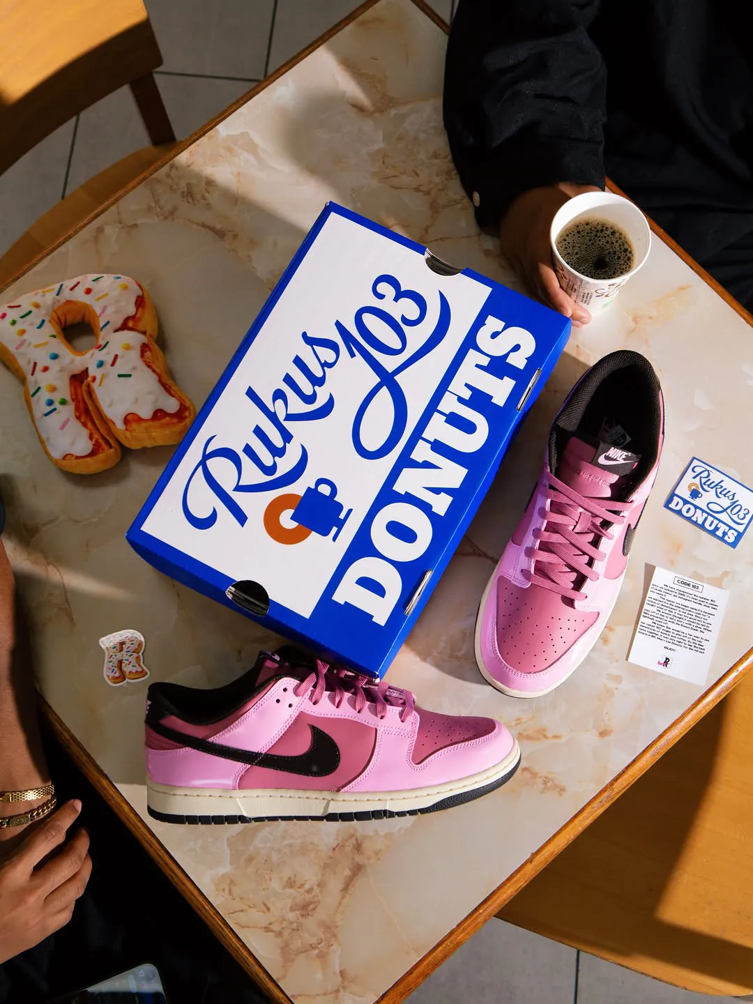 Rukus x Nike Dunk Low “Donut” 甜甜圈联名2026年6月20日发售:粉红糖霜设计致敬巴吞鲁日文化插图2 Rukus x Nike Dunk Low “Donut” 甜甜圈联名2026年6月20日发售:粉红糖霜设计致敬巴吞鲁日文化