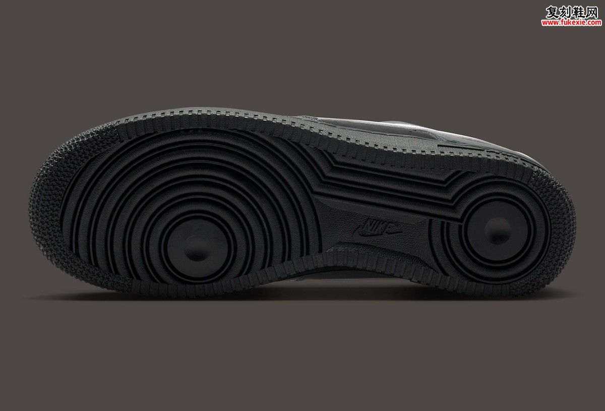 Nike Air Force 1 Low “Glam Rock”主题套装:以金属双生配色演绎舞台的张扬与锐利两面