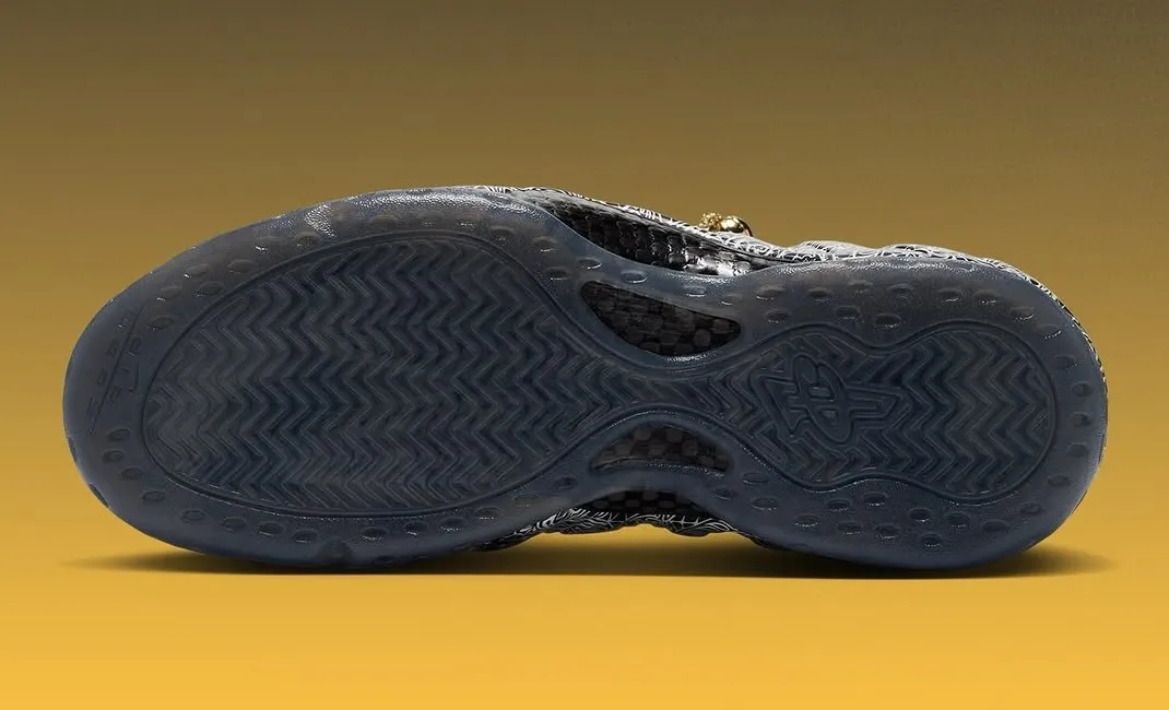 Victor Solomon联名Nike Air Foamposite One金色链条与金色细节点缀,拉斯维加斯Shoe Palace独家发售插图4 Victor Solomon联名Nike Air Foamposite One金色链条与金色细节点缀,拉斯维加斯Shoe Palace独家发售