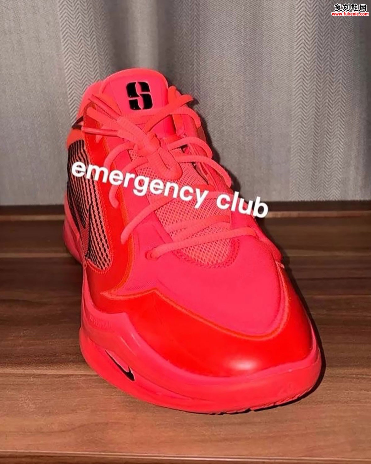 Nike Sabrina 4 “Bright Crimson” 深红配色2026假日季发售,TPU FlyPlate科技与千鸟格纹细节打造球场视觉利器插图2 Nike Sabrina 4 “Bright Crimson” 深红配色2026假日季发售,TPU FlyPlate科技与千鸟格纹细节打造球场视觉利器