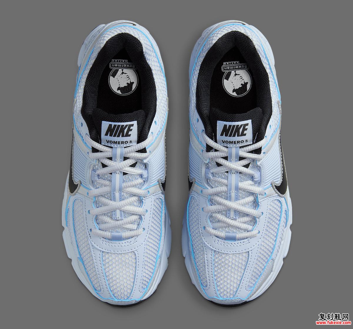 Nike Zoom Vomero 5 Blue Tint 的俯视图,展示白色鞋带和详细的鞋垫图案。