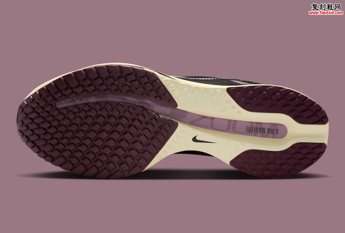 A Ma Maniére x Nike Pegasus Premium“黑酒红”配色搭载三重跑鞋科技,“Timing Is Everything”叙事美学定义2026高级跑鞋插图5 A Ma Maniére x Nike Pegasus Premium“黑酒红”配色搭载三重跑鞋科技,“Timing Is Everything”叙事美学定义2026高级跑鞋