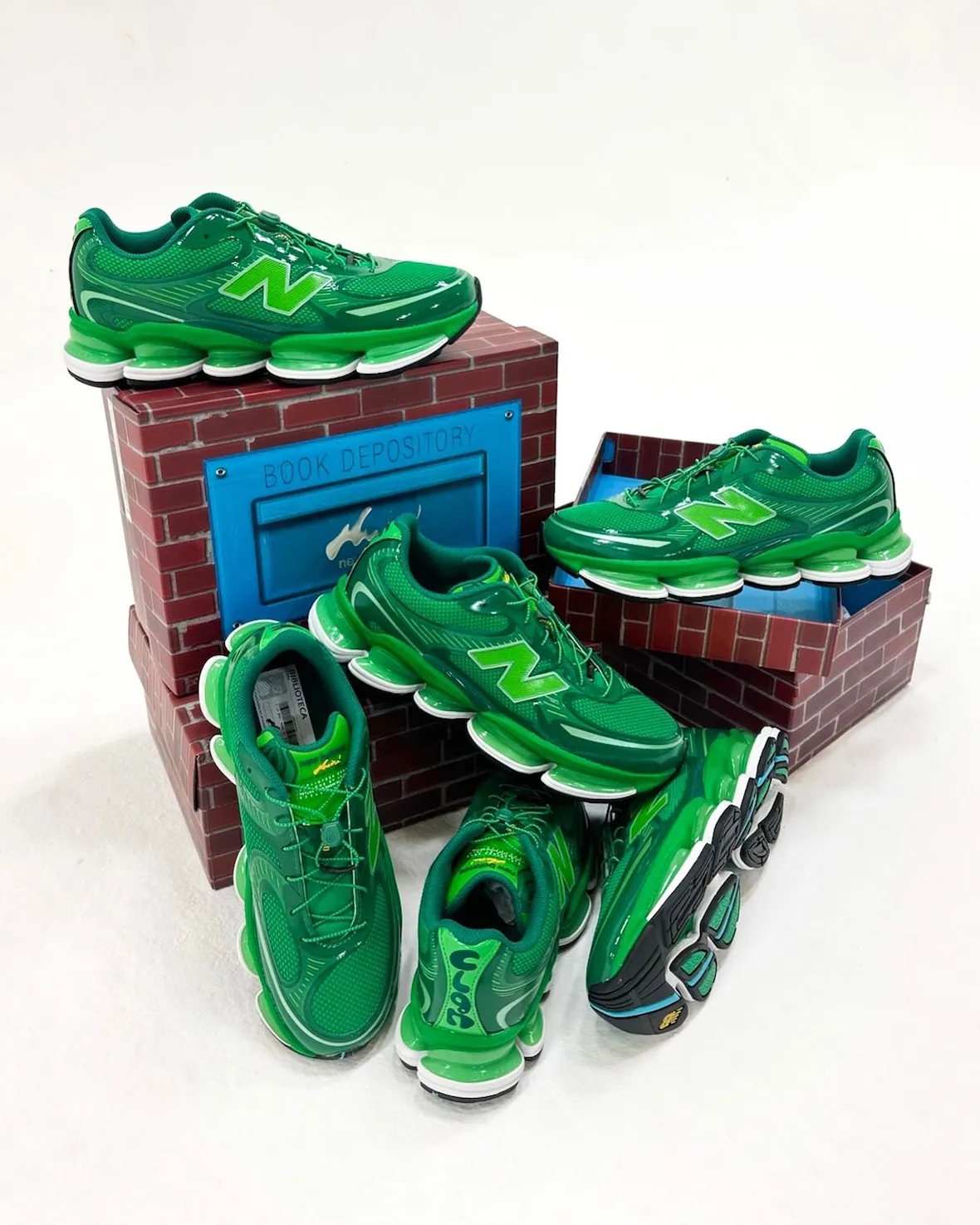 Aminé x New Balance 2000 “Biblioteca”联名鞋10月4日发售，设计暗藏图书馆灵感