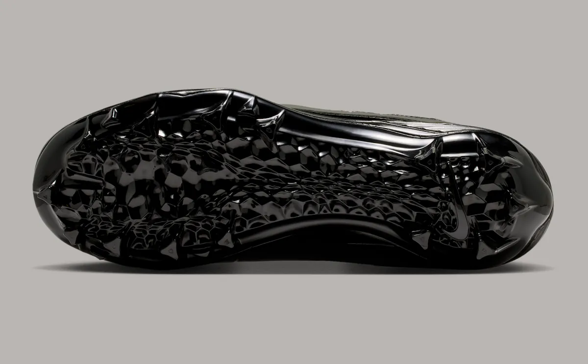 Air Jordan 11 “Black Patent” “黑漆皮”钉鞋将篮球传奇转化为绿茵场速度利器