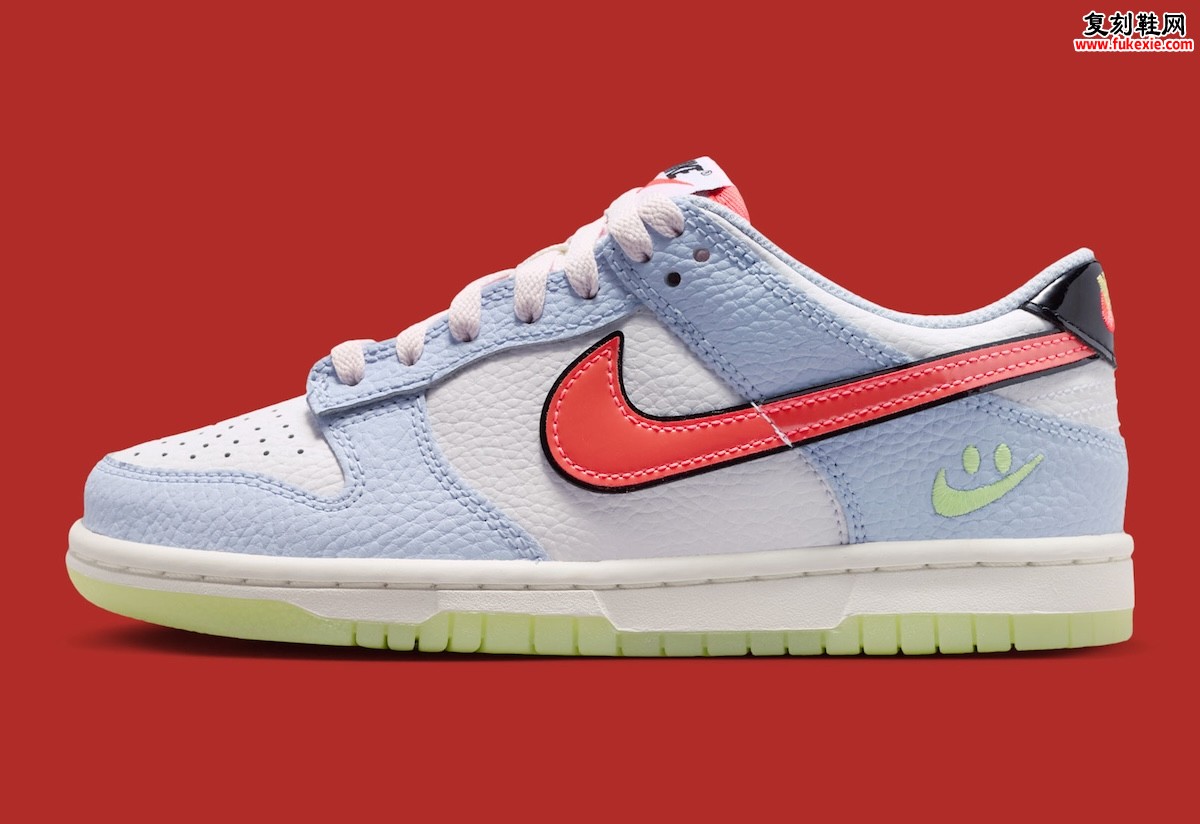 Nike Dunk Low GS ‘Smiley Swoosh’ 用夜光外底与粉彩拼接重写儿童专属的快乐语法