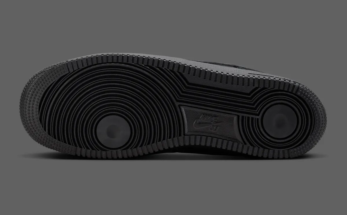滑板基因注入经典：Nike SB Air Force 1 Low“三重黑”全黑麂皮版本2026年夏季发售