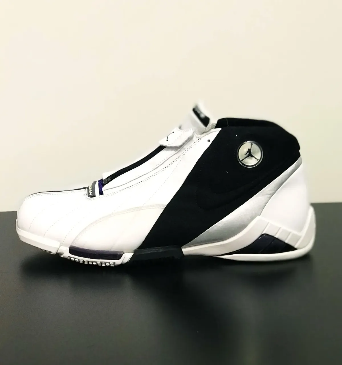 Jordan Super Freak “OG” 复刻 2027:Randy Moss 签名鞋回归,橄榄球训练鞋鼻祖再现插图1 Jordan Super Freak “OG” 复刻 2027:Randy Moss 签名鞋回归,橄榄球训练鞋鼻祖再现