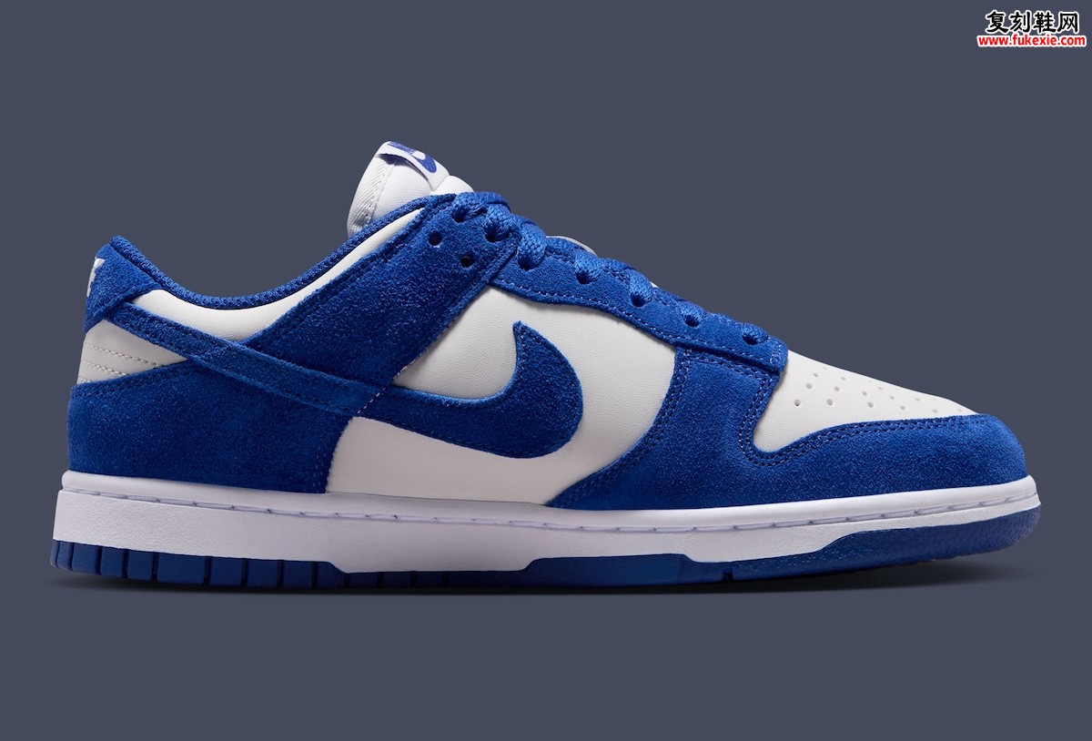 Nike Dunk Low Old Royal 皇家蓝麂皮复古老花配色，光子灰皮革基底搭配金属银Swoosh吊坠