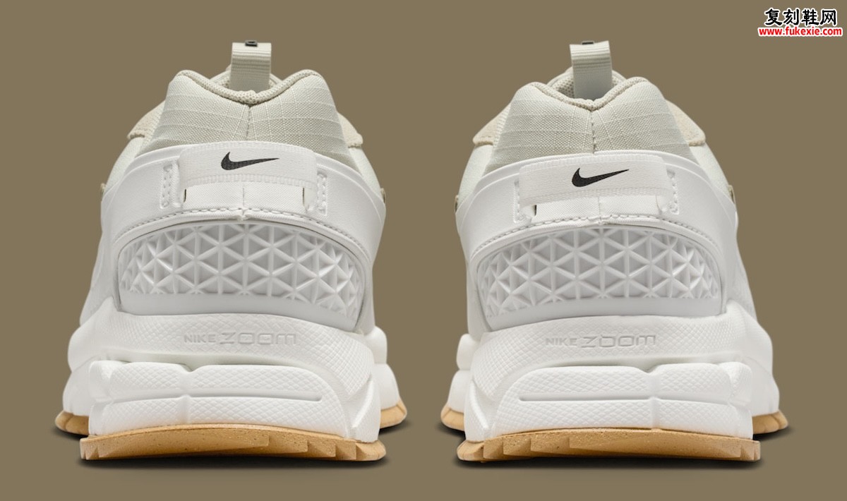 Nike Zoom Vomero 5 Roam Splits In “Sail” And “Light Stone”米白石纹”秋日回归