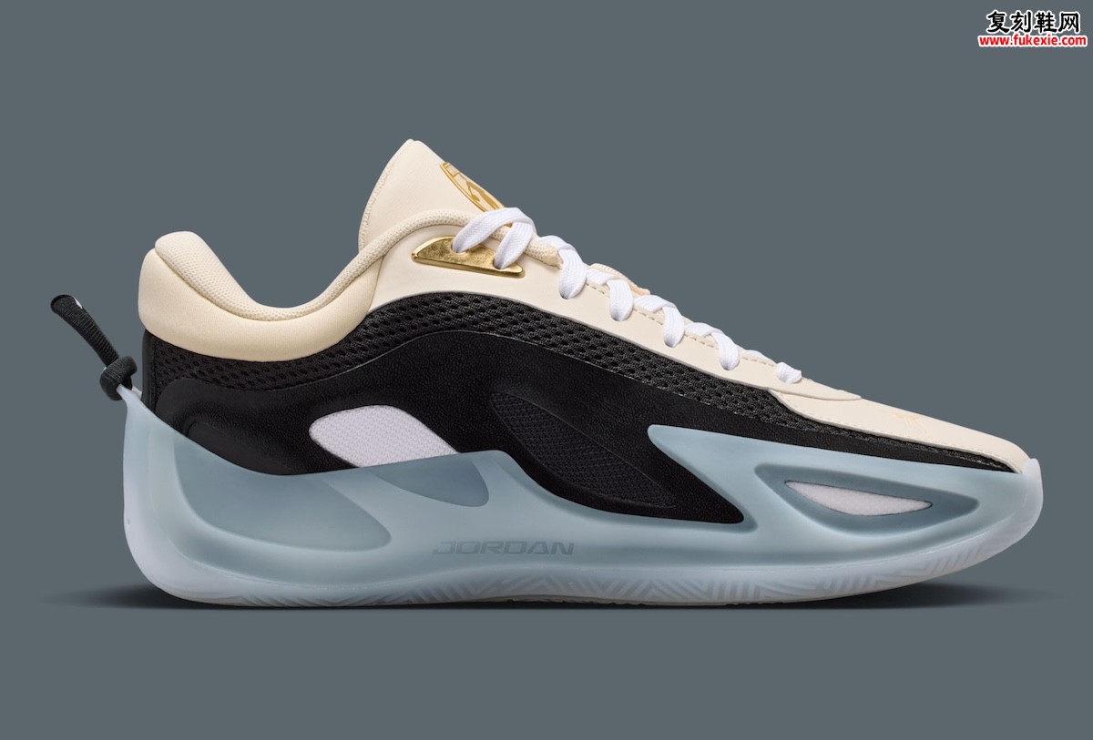 珍珠白与金属金的优雅交响:Jordan Heir 02 ‘WNBA’ 以当代设计致敬女子篮球新纪元