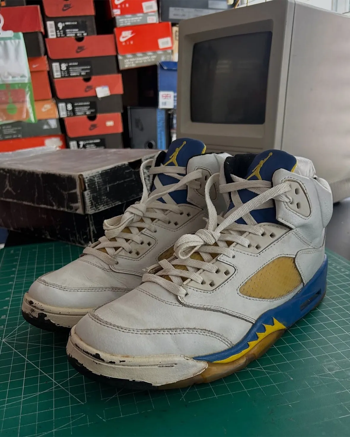 Air Jordan 5 “Laney” 超稀有Sample首曝:后跟Nike Air、无23号刺绣,揭示兰尼高中配色未采用方案插图3 Air Jordan 5 “Laney” 超稀有Sample首曝:后跟Nike Air、无23号刺绣,揭示兰尼高中配色未采用方案