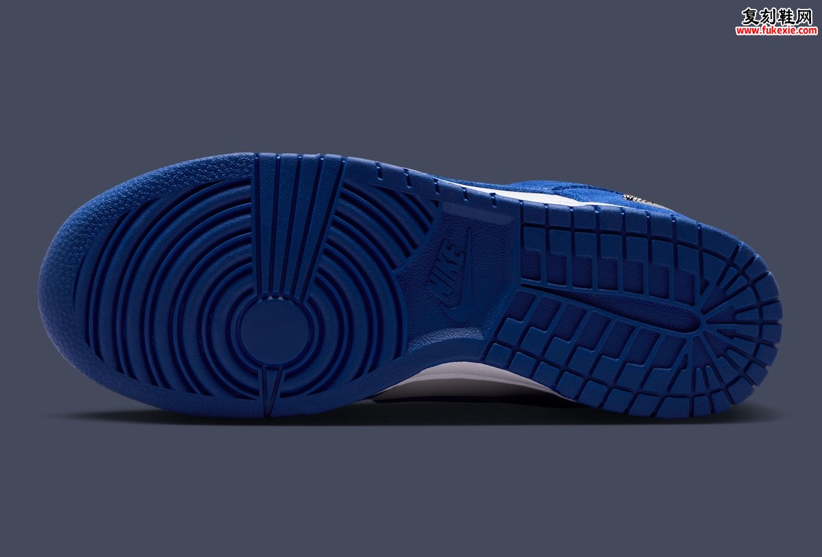 Nike Dunk Low Old Royal 皇家蓝麂皮复古老花配色，光子灰皮革基底搭配金属银Swoosh吊坠